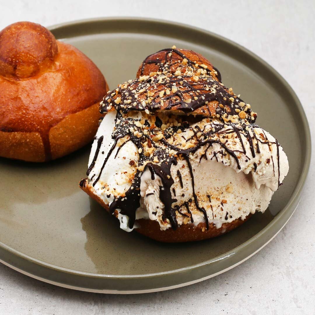 brioche con tuppo farcita con gelato